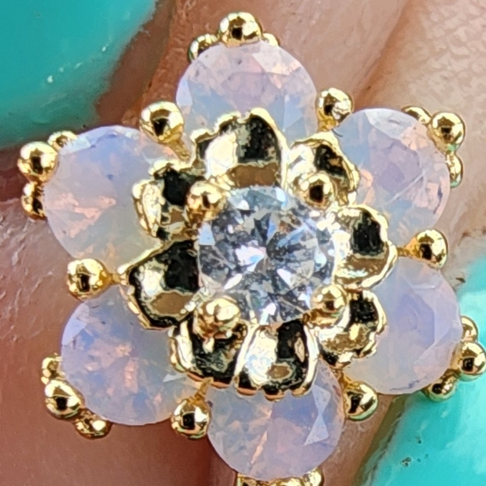 KENDRA SCOTT ALYSSA STUD EARRINGS GOLD/WHITE OPALITE CRYSTAL - Picture 2 of 4